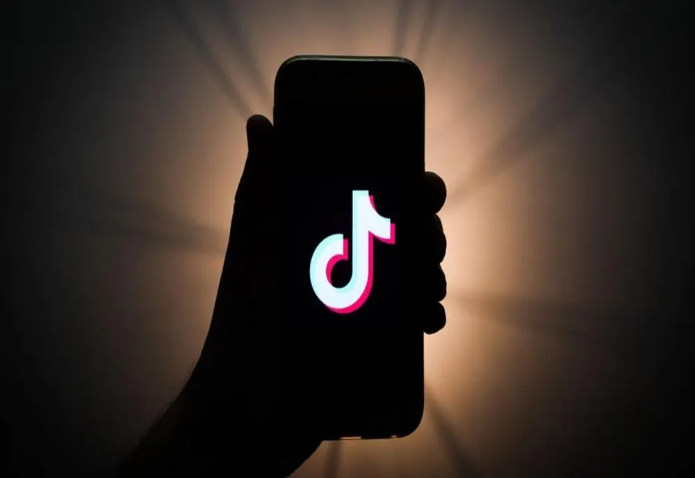 Comisia Europeană: platforma TikTok este concepută în aşa fel încât să creeze dependenţă