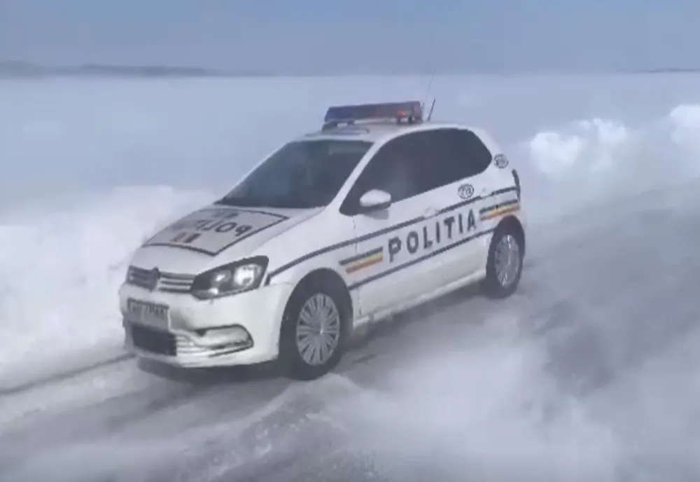 Zeci de drumuri, blocate din cauza viscolului - VIDEO