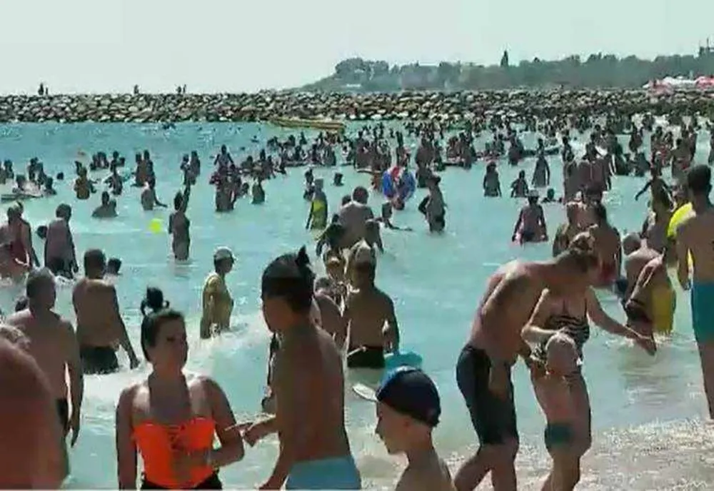 Cât costă un șezlong, o cafea și o bere în ultimul weekend cu prețuri mici, pe litoral