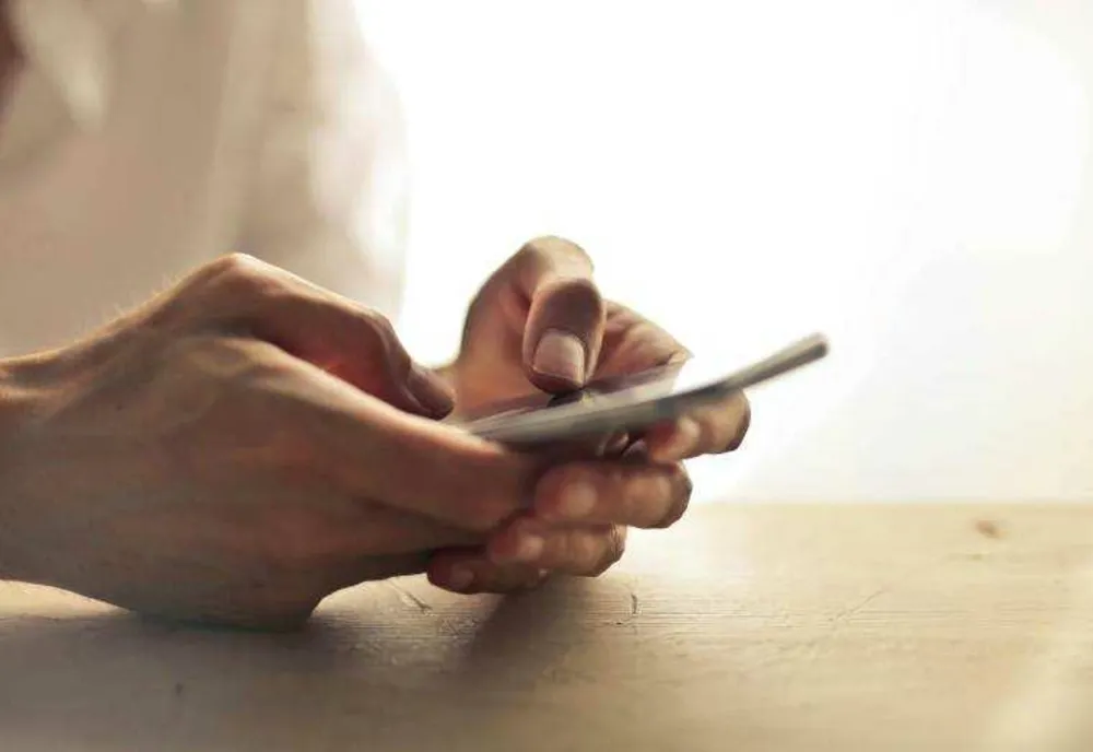 Nouă înșelăciune prin telefon. Poliția Română avertizează: Nu vă retrageți economiile din bancă!