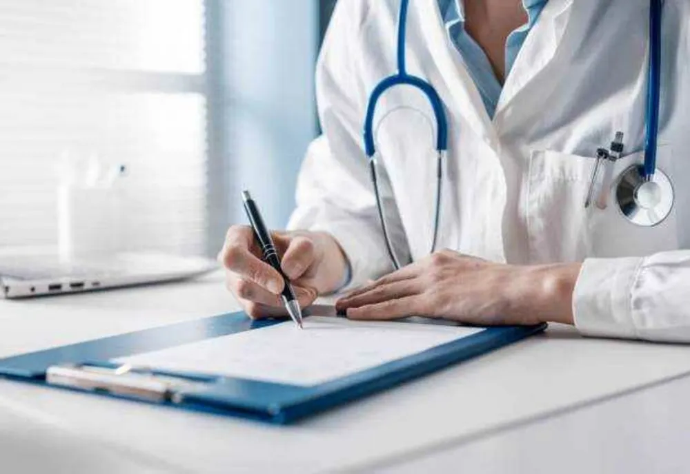 Doi medici, trimiși în judecată după peste 200 de fapte de abuz în serviciu. 185 de pacienți ar fi primit dispozitive de la decedați