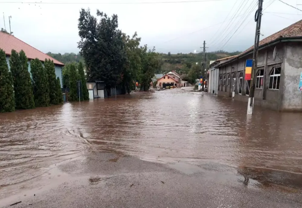 ŞASE PERSOANE DIN LOCALITATEA IZOLATĂ SILIŞTEA, ÎNTRE CARE DOI COPII, EVACUATE DE POMPIERI