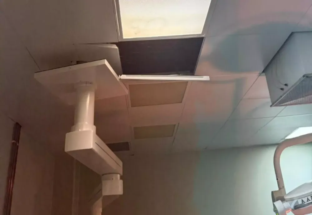 CLIPE DE GROAZĂ ÎN SALA DE OPERAȚIE DE LA SPITALUL MARIUS NASTA. TAVAN PRĂBUȘIT PARȚIAL ÎN TIMPUL UNEI INTERVENȚII CHIRURGICALE 