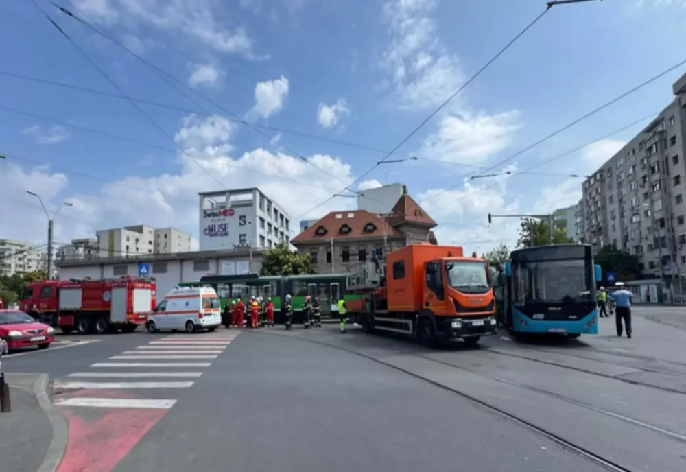 ACCIDENT GRAV ÎNTRE UN TRAMVAI ȘI UN AUTOBUZ STB, ÎN BUCUREȘTI. CEL PUȚIN 11 RĂNIȚI