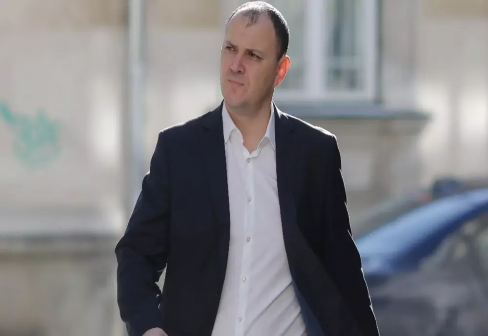 FUGARUL SEBASTIAN GHIȚĂ MAI SCAPĂ DE UN DOSAR. FOSTUL DEPUTAT ERA ACUZAT CĂ A PRIMIT COMISOANE DE APROAPE 6 MILIOANE D EURO, SUB MASCA UNOR CONTRACTE FICTIVE