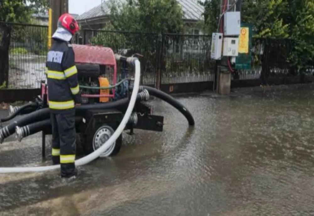 IALOMIȚA: GOSPODĂRII, SUBSOLURI, SCĂRI DE BLOC ȘI STRĂZI - INUNDATE LA SLOBOZIA ȘI FETEȘTI