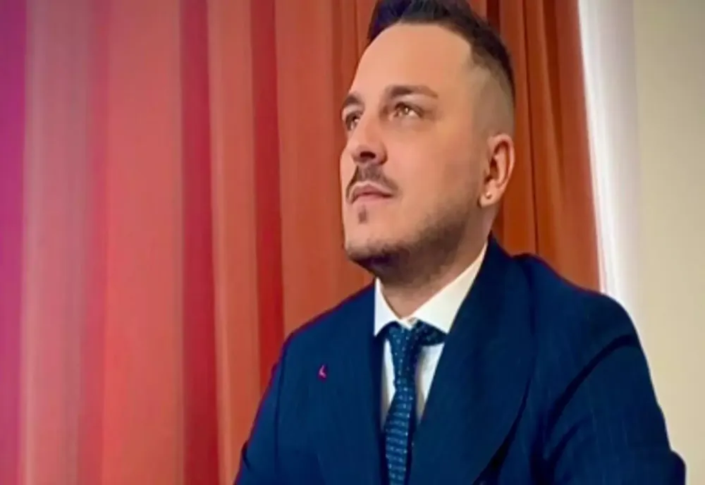 Makaveli, acuzat de fraudă, a fost săltat de mascați de la prima oră a dimineții. Influencerul este audiat chiar acum