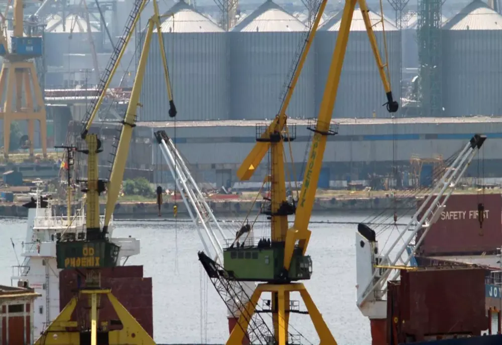 Anchetă în Portul Constanța, după ce o navă a lovit o macara plutitoare