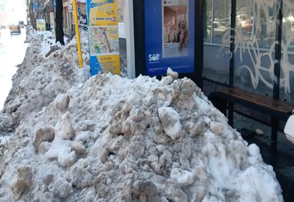 Munți de zăpadă pe trotuarele din Capitală. Indiferență maximă din partea autorităților