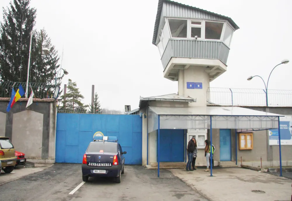 Deținuții ar putea participa la procese mai ales prin videoconferință