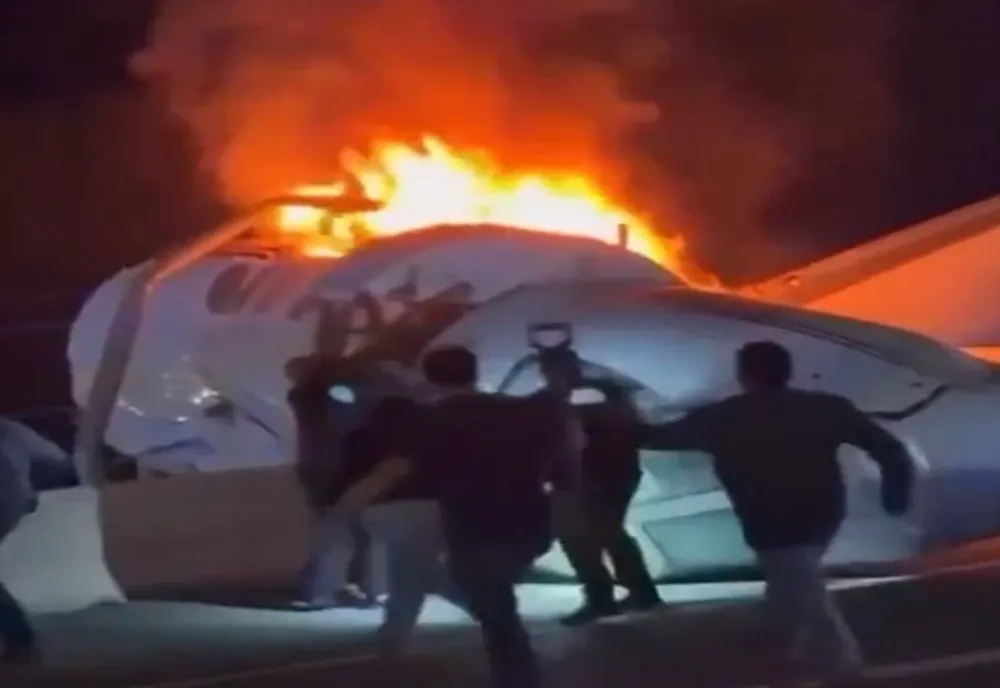 Un avion privat s‑a prăbușit pe o autostradă din Texas: un mort, cinci supraviețuitori și scene dramatice de salvare
