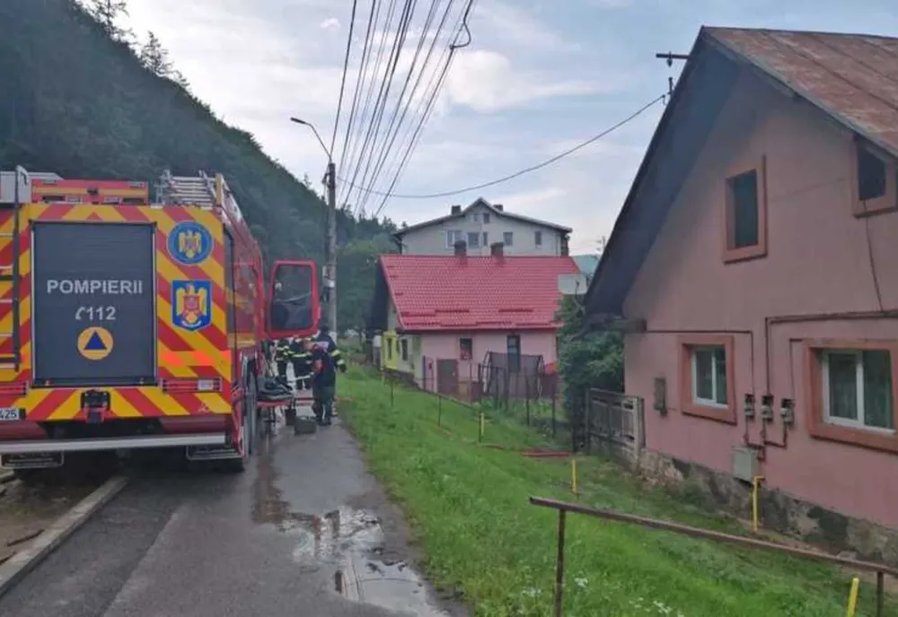 Intervenție a pompierilor în Bușteni după ploile torențiale. Pericol de revărsare a pârâului Valea Jepilor Mici