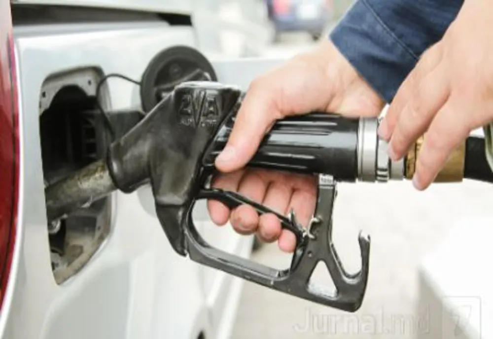 Carburanții se scumpesc din nou. Motorina urcă spre 10 lei pe litru