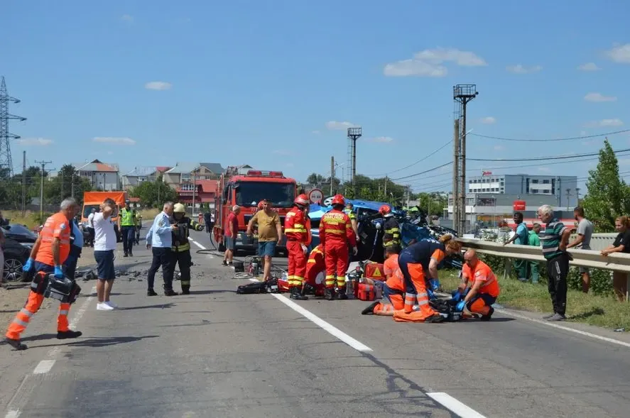 Un bărbat a decedat, după ce a intrat cu autoturismul într-un camion, într-o parcare de pe centura Timişoarei