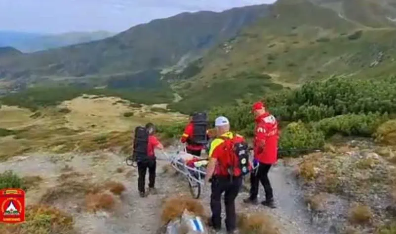 Un copil de cinci ani accidentat în Munții Rodnei, recuperat de un echipaj Salvamont