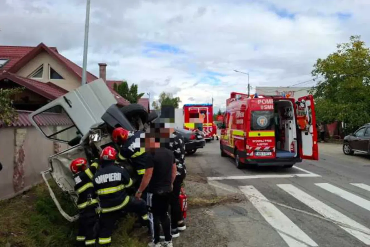 Accident pe centura Bistriței. Șase persoane au ajuns la spital după ce microbuzul s-a răsturnat