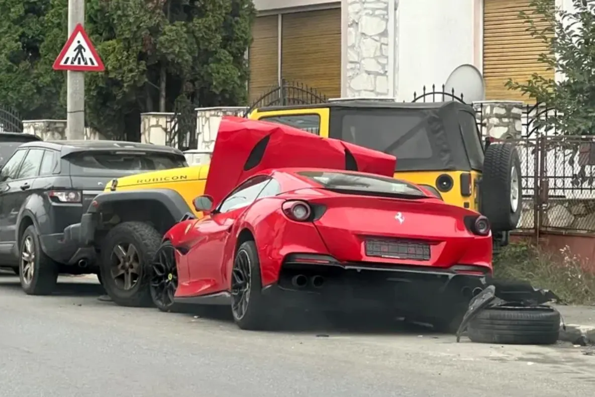 Ferrari, făcut praf într-un accident în Sibiu. Șoferul băut a lovit patru mașini și o țeavă de gaze