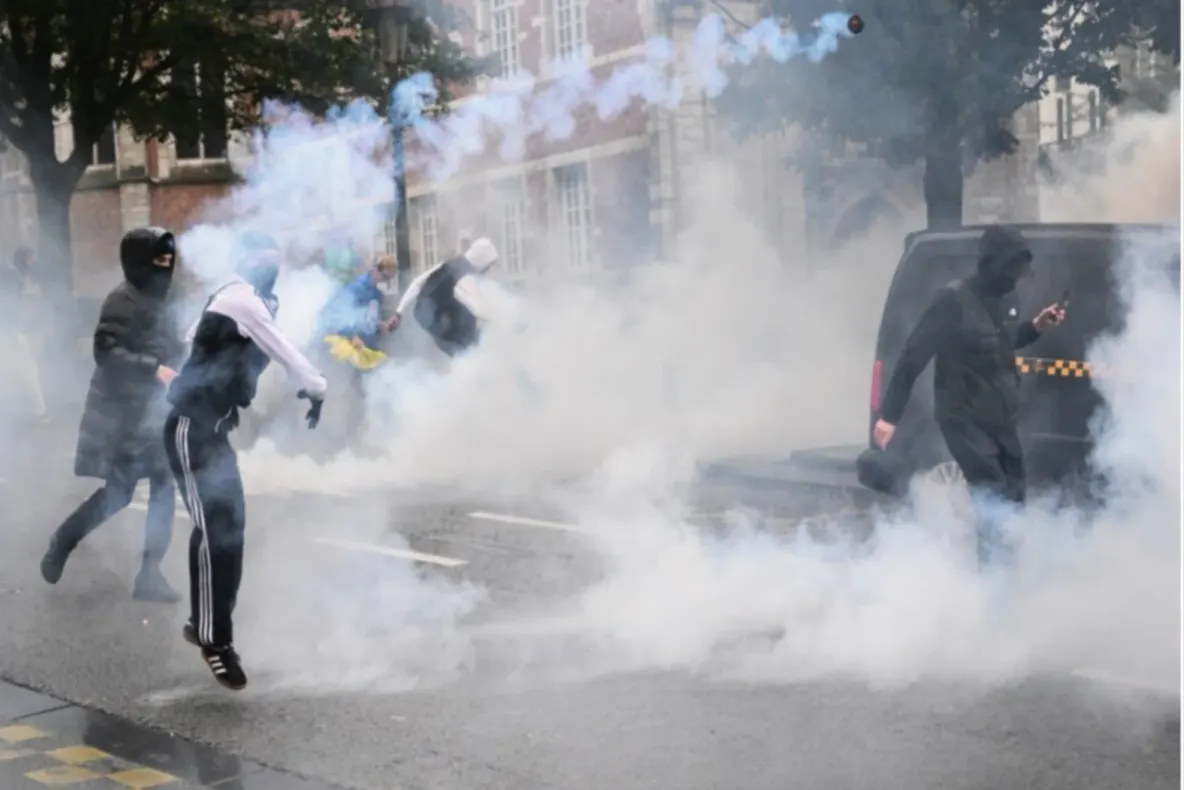 Proteste violente la Bruxelles: poliția a folosit gaze lacrimogene și tunuri cu apă. 140 de zboruri, anulate
