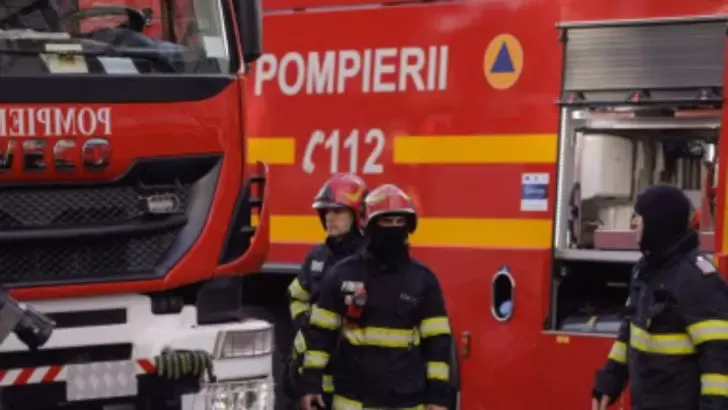 Incendiu de vegetație și pădure la Mărișel: pompieri în dificultate pe un versant inaccesibil