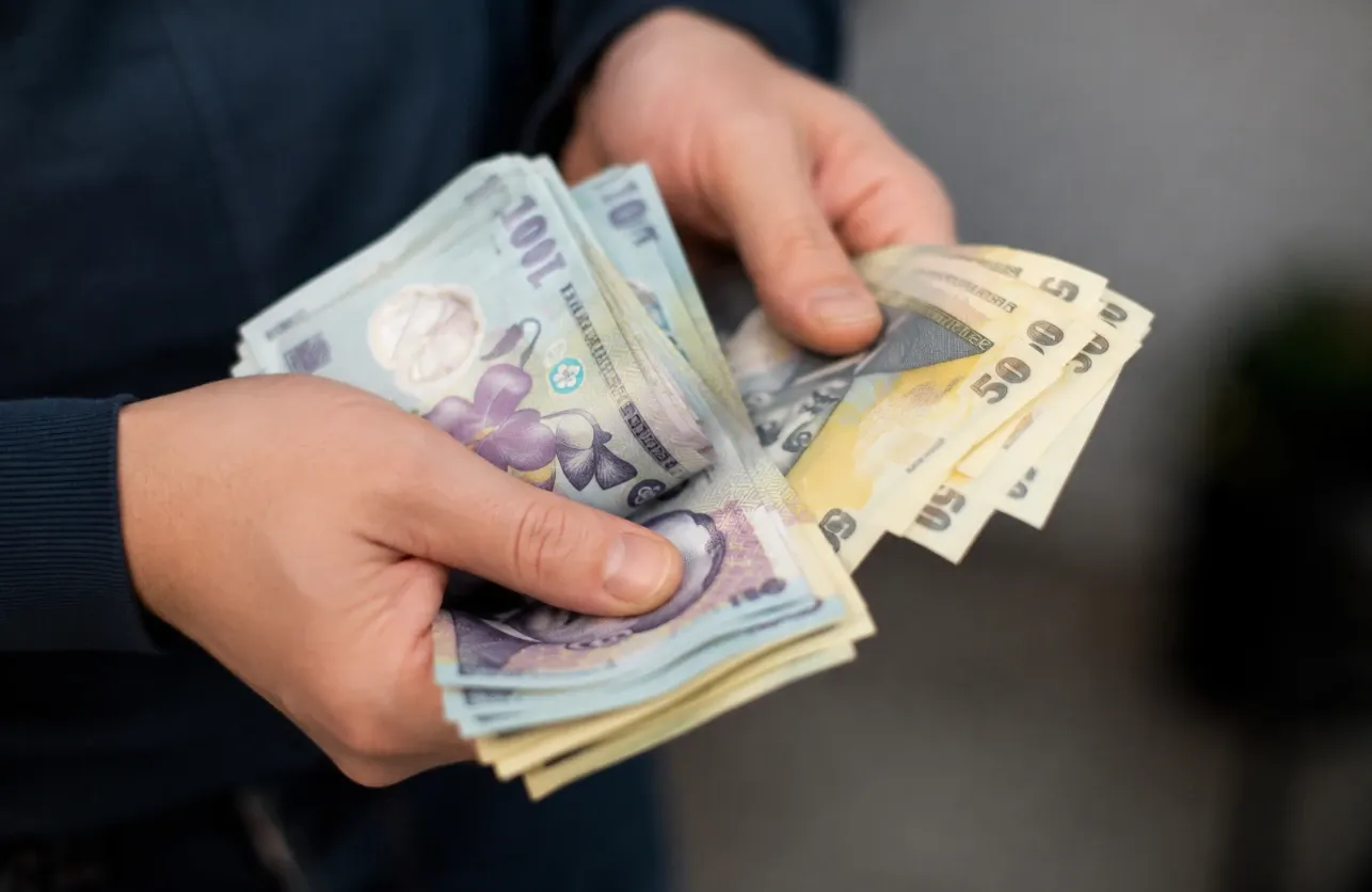 Salariul mediu net a înregistrat noi scăderi în Sănătate și Educație. Salariul real, scădere cu 8,3% în iunie 2026. Care este cel mai bine plătit domeniu