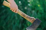O adolescentă de 17 ani din Sibiu a distrus cu toporul mașina fostului iubit