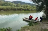 Copilul de 4 ani găsit mort în Trotuș fusese văzut plângând înainte să dispară. Ce le-au spus muncitorilor