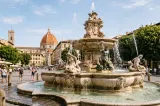 Duș cu săpun și șampon în mijlocul orașului: Un român a transformat o fântână din Italia în propria baie