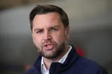 JD Vance leagă violențele din Franța de imigrație înaintea alegerilor din SUA
