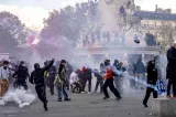 Proteste în Franța: 1.200 de arestări și incendii la Limoges, Marsilia și Lyon