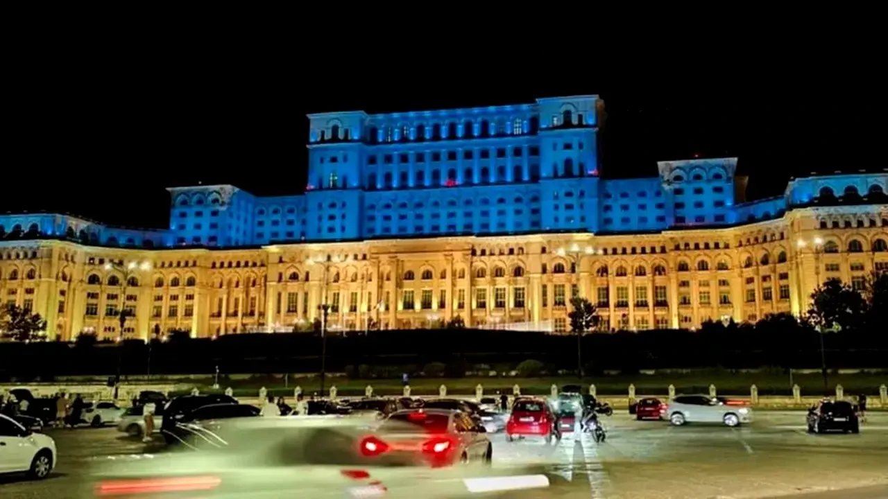 Parlamentul nu mai stinge lumina. E iluminat în drapelul Ucrainei
