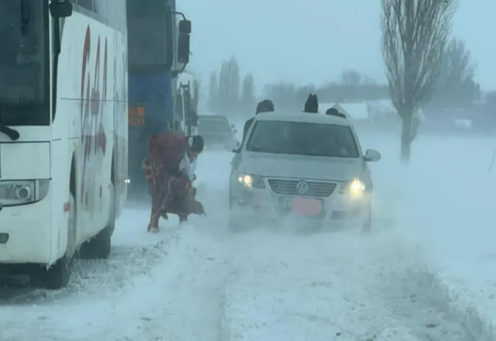 Iarna extremă a creat probleme în 14 județe. Zboruri anulate pe Aeroportul Otopeni din cauza zăpezii