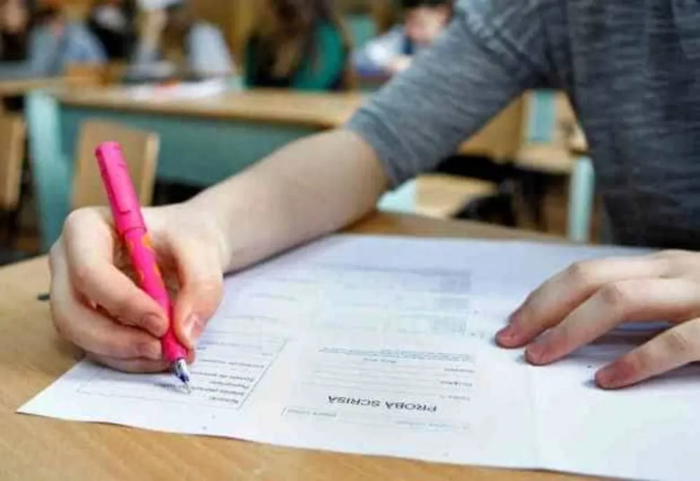 O treime dintre elevii de clasa a VIII-a nu au reuşit să obţină nota 5 la simularea Evaluării Naţionale