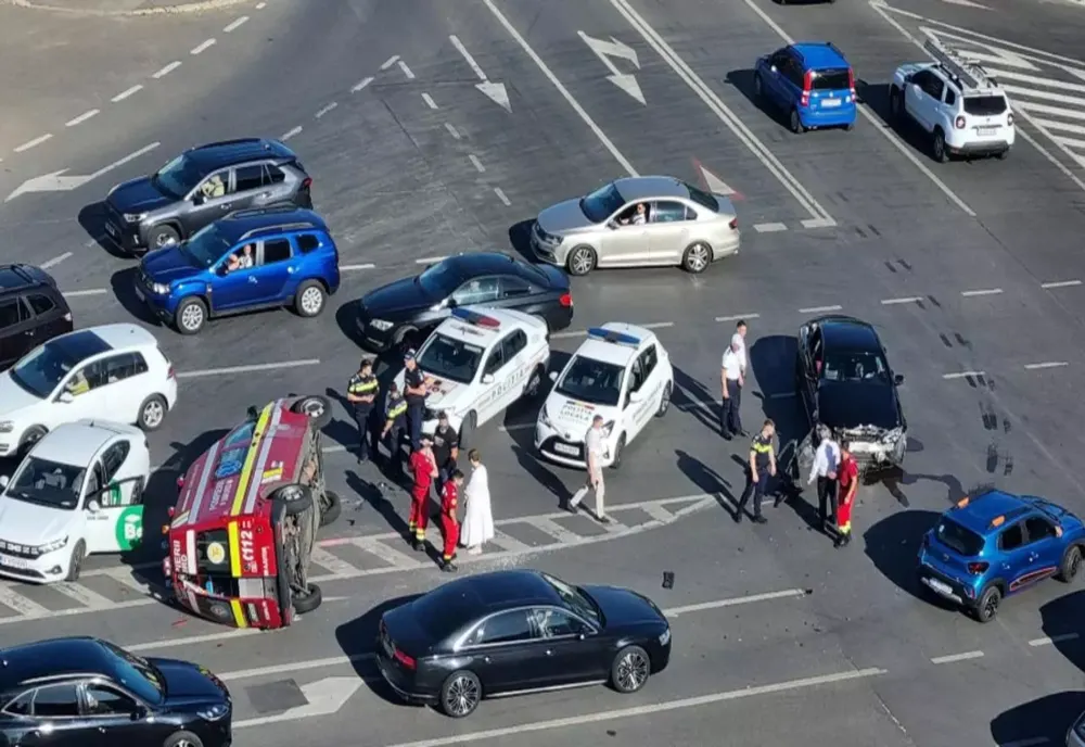 AMBULANȚĂ SMURD RĂSTURNATĂ ÎN FAȚA PARLAMENTULUI