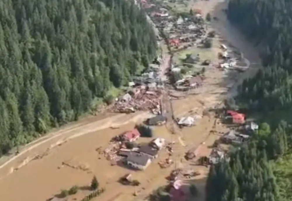 STARE DE ALERTĂ ÎN ORAȘUL BROȘTENI, DUPĂ INUNDAȚIILE CATASTROFALE. RAED ARAFAT A ANUNȚAT CEA MAI AMPLĂ OPREAȚIUNE DE SALVARE DIN ROMÂNIA