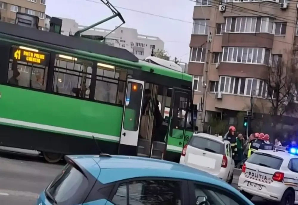 Accident grav în București: un autobuz și un tramvai s-au izbit în intersecție