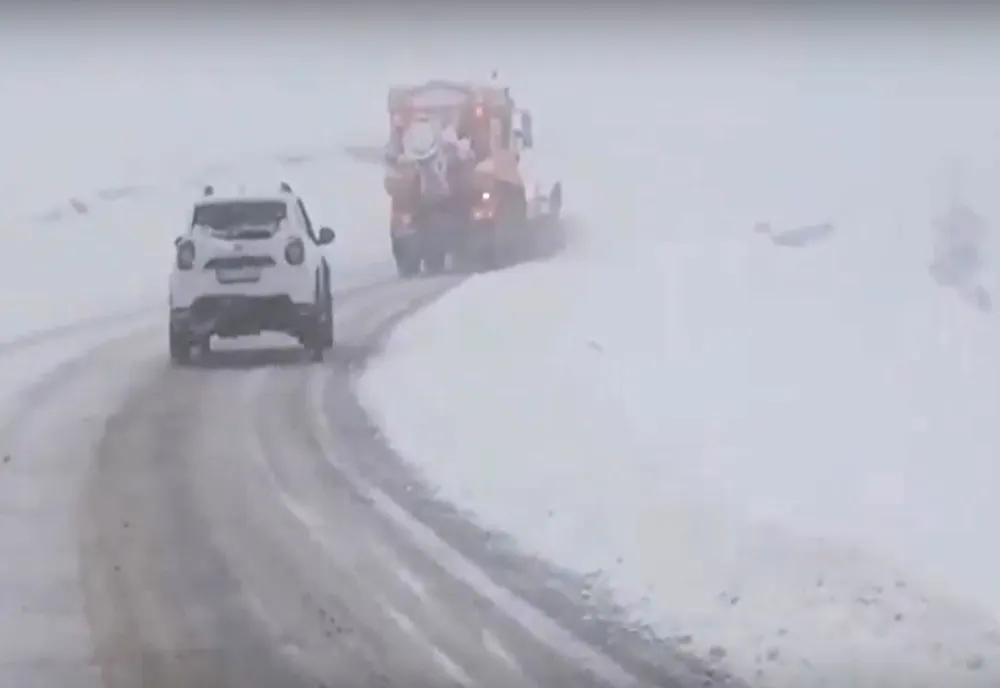 Haos pe șoselele din România, din cauza ninsorii. Iarna şi-a arătat colţii în multe zone din ţară