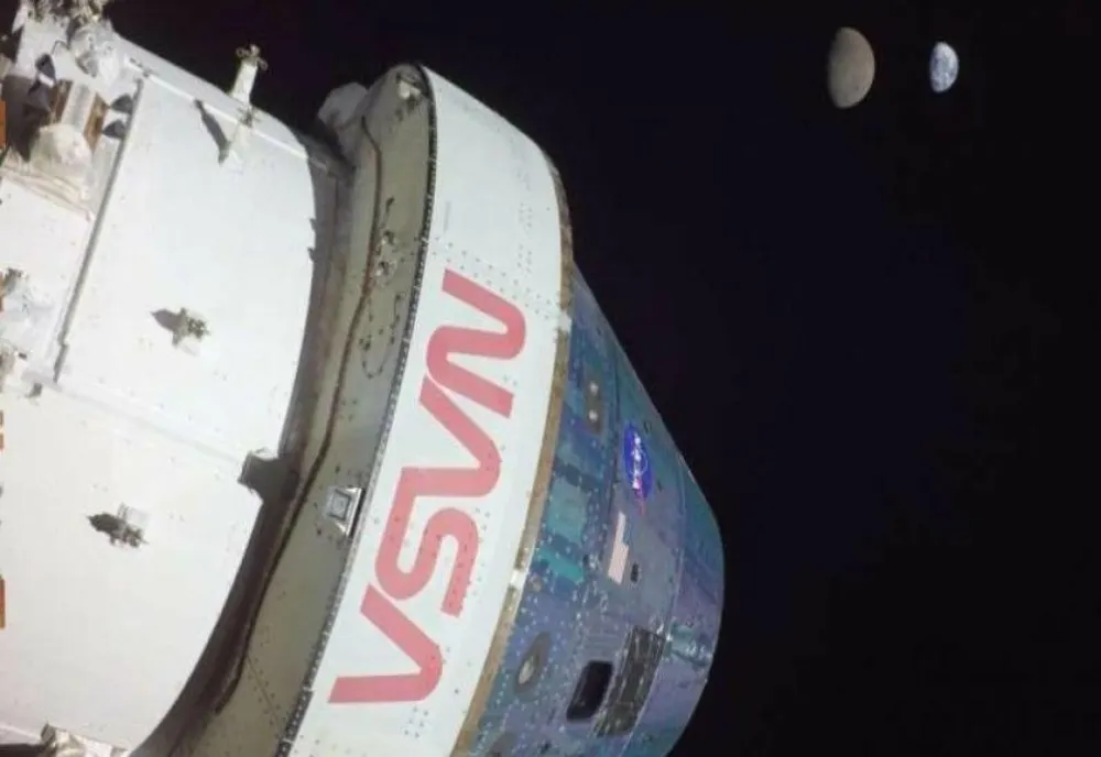 Nava spaţială Orion a părăsit orbita Pământului