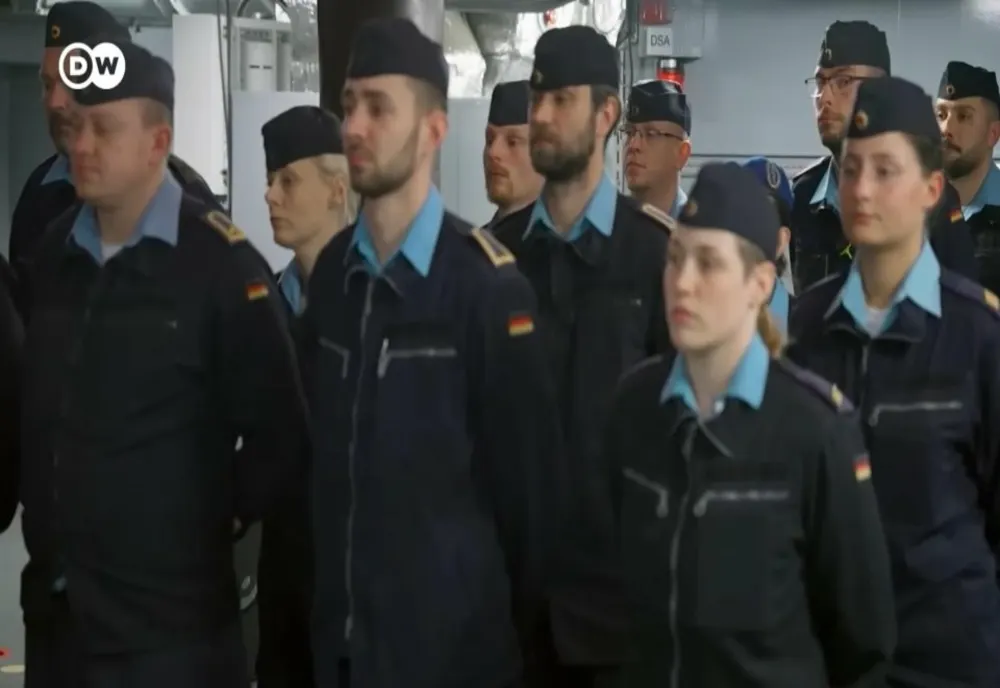 GERMANIA: Tinerii au nevoie de aprobarea armatei pentru șederi îndelungate în străinătate