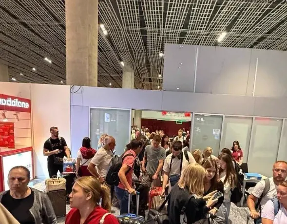 Oameni în aeroport