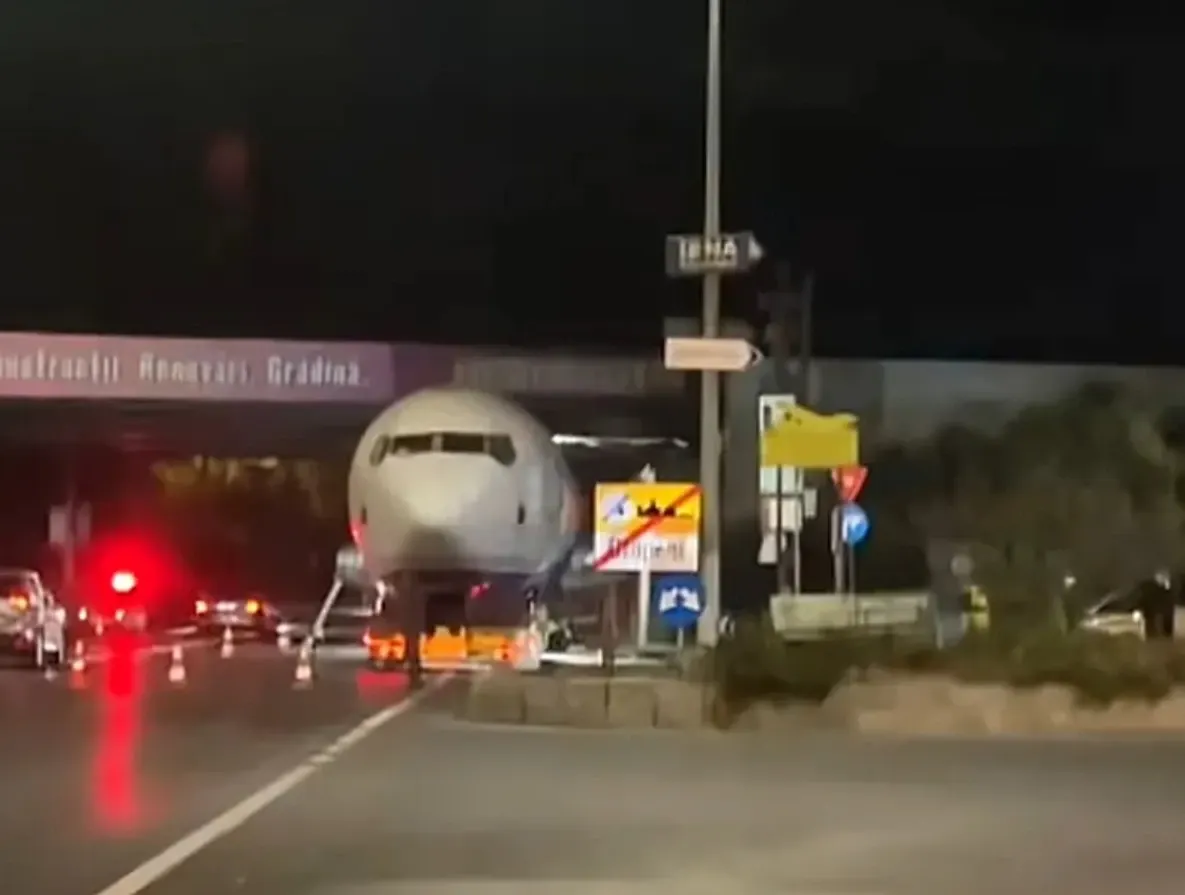 Avion blocat sub pod Balotești. Foto/Captură video