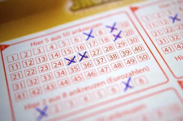 Loto 6/49, Joker și Noroc, 4 octombrie 2026. Ce premii sunt puse în joc la extragerea de duminică