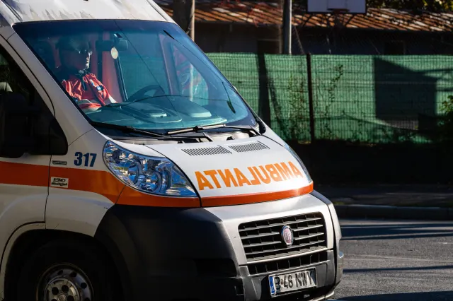 Accident în Arad. Cinci persoane implicate, o victimă transportată la spital