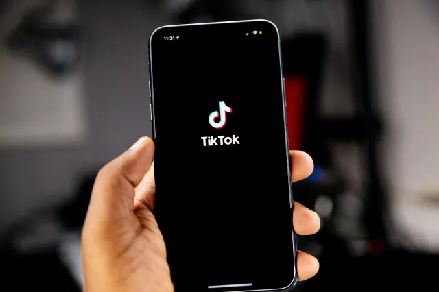Tinerii își cumpără aparate dentare false văzute pe Tik Tok. Ce riscuri ascund accesoriile din online