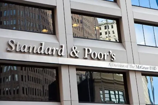 S&P confirmă ratingul României, dar menține perspectiva negativă