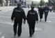 Femeie în vârstă, care vindea fructe și legume pe trotuar, umilită de un polițist local din București: agentul i-a aruncat marfa pe jos