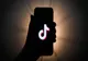 Comisia Europeană: platforma TikTok este concepută în aşa fel încât să creeze dependenţă
