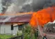 Incendiu de violent în județul Buzău. Pompierii din două județe încearcă să stingă flăcările care au cuprins două case -VIDEO